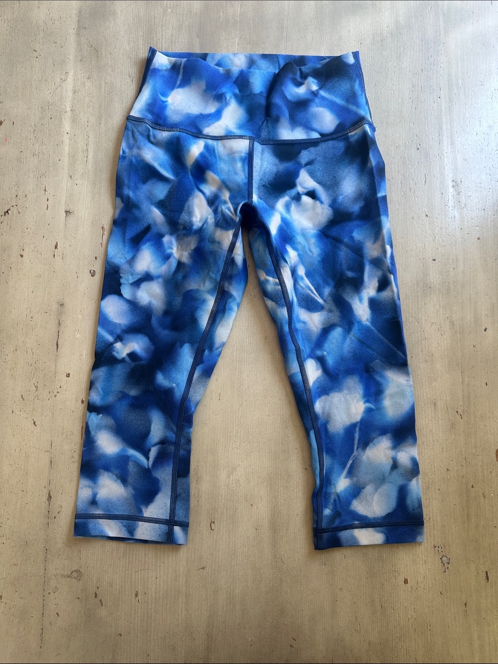 Lululemon Wonens SZ 4 Short Leggings